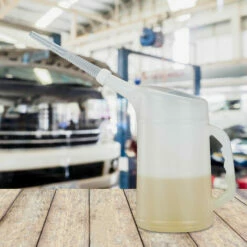 Relaxdays Ölkanne 2 L, Flexibler Einfüllstutzen, Ölmessbecher, Skala, Ölwechsel, Bruchsicher, Auto, Werkstatt, PE, Weiß -Pflege von Motorwerkzeugen Verkäufe 33161570 2